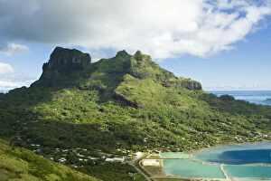 Images Dated 9th February 2010: View from overlook near Mt. Otemanu in Bora