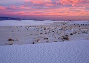 Images Dated 23rd December 2005: White Gypsum Dunes - with beatiful wind-sculpted White Sands National Monument, New Mexico, USA