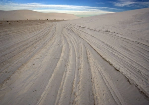 Images Dated 23rd December 2005: White Gypsum Dunes - sculpted by the wind, showing curved ridges