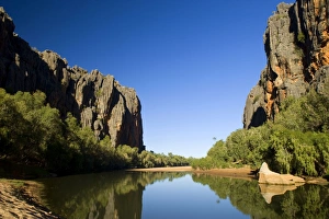 Images Dated 12th July 2008: Windjana Gorge - ragged entrance of Windjana Gorge which nearly dried up Lennard river seen