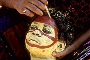 Aborigine Gallery: Yolngu Aborigine - being painted for Garma festival