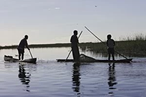 Bangweuleu Gallery: Zambia - fishermen in the Bangweuleu marshes