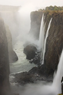 Images Dated 18th August 2006: Zambia - View of the Zambezi River and the Victoria Falls (1700m wide)